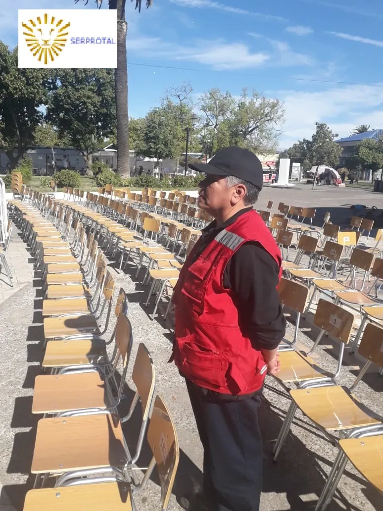 Guardia de seguridad de Serprotal en una instalación empresarial.
